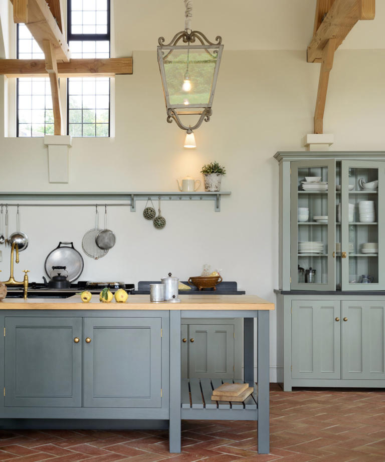 Are gray kitchens still in style? Designers weigh in on this cool-toned ...