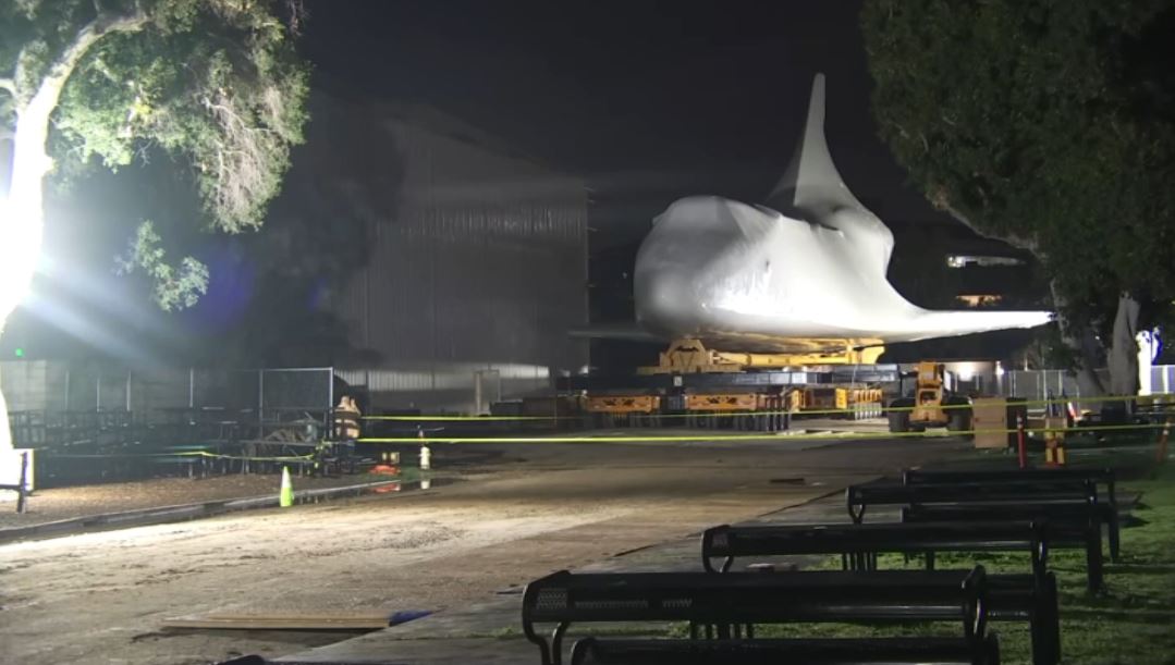 transbordador espacial endeavor comienza su mudanza en el centro de ciencias de california