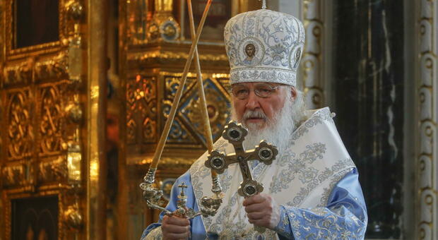 ucraina, il patriarca kirill tuona contro «l'anticristo» che in europa legalizza le unioni gay poi benedice la guerra di putin