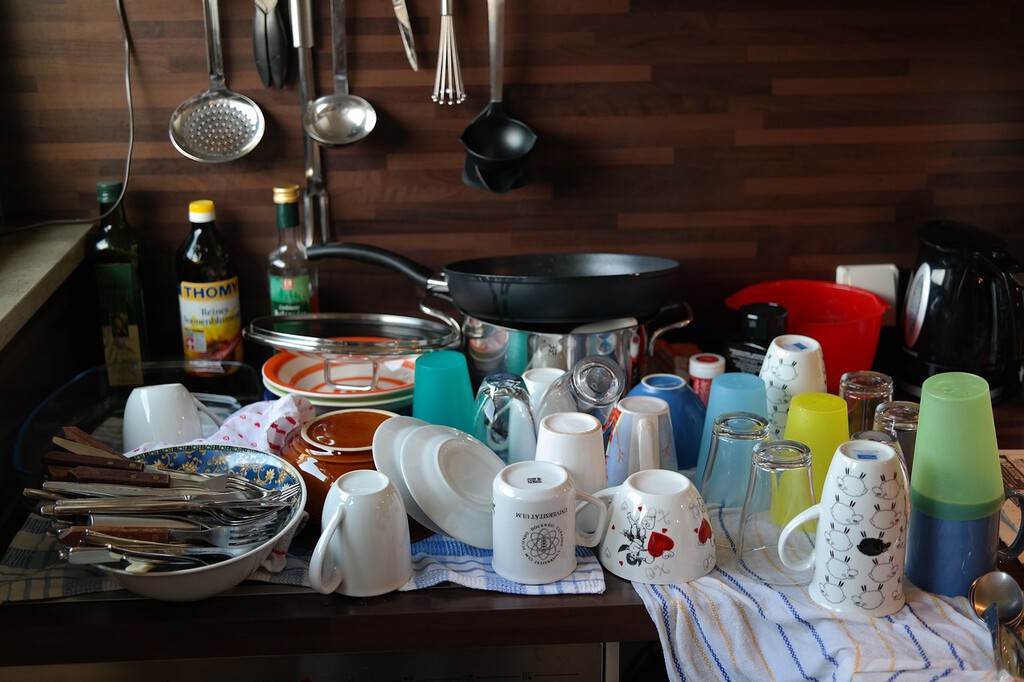 cómo lavar los platos sin agua: el truco infalible para no desperdiciarla
