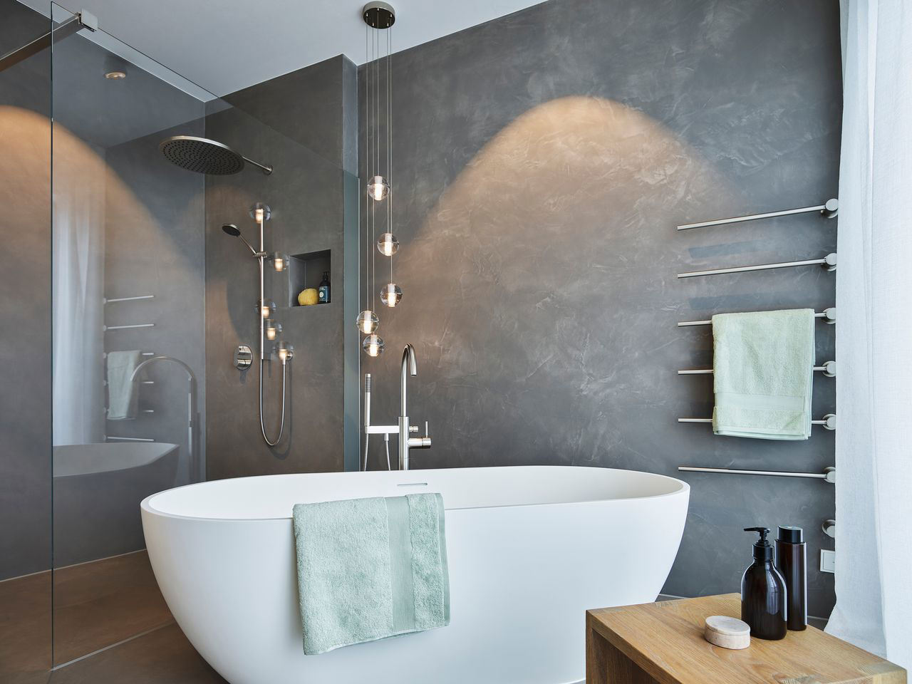 Help! Is it Possible to Have a Soaking Tub That’s Both Chic and Safe?