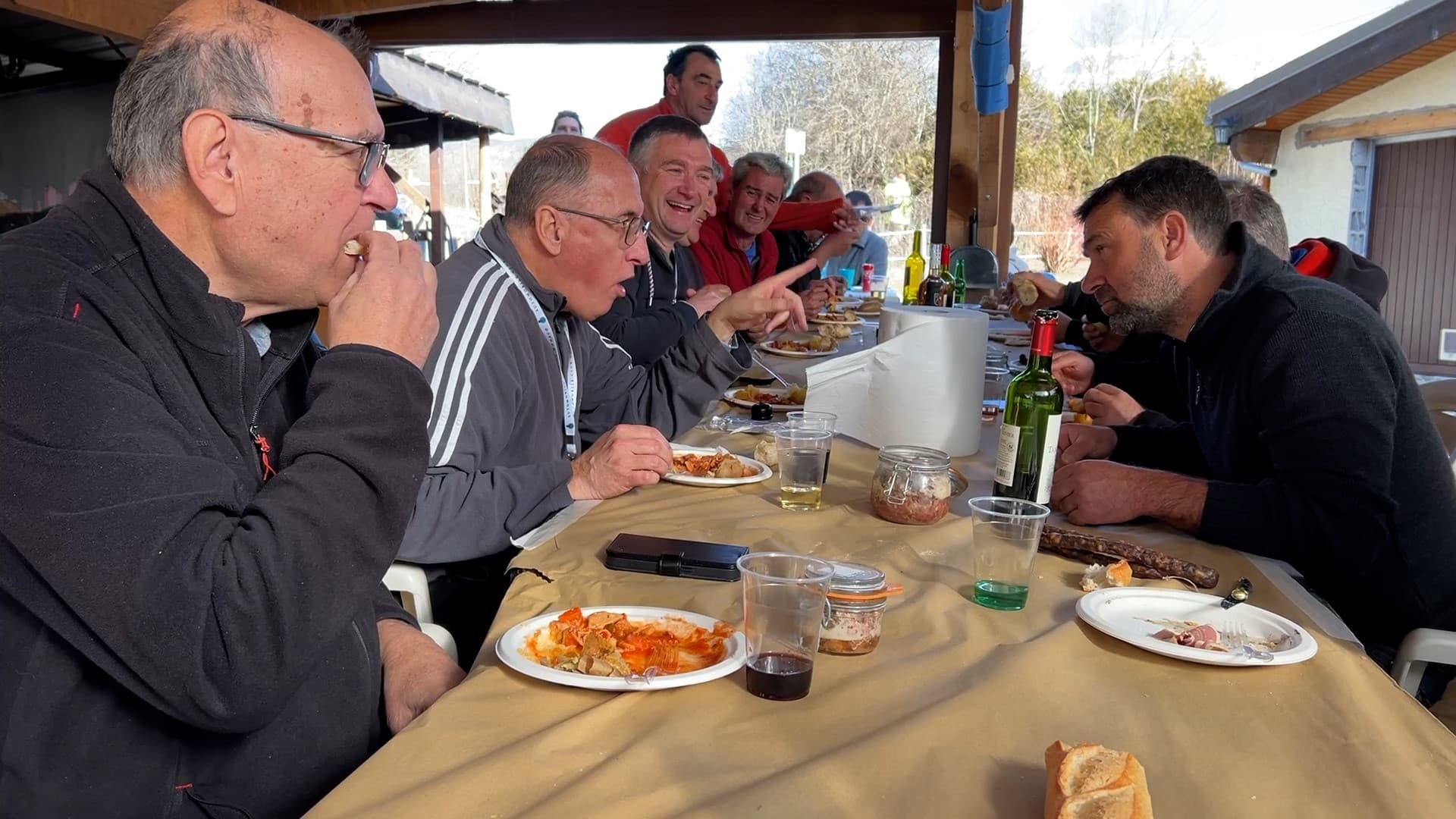 rallye monte-carlo: des élus savourent le traditionnel plat de tripes en bord de spéciale à selonnet