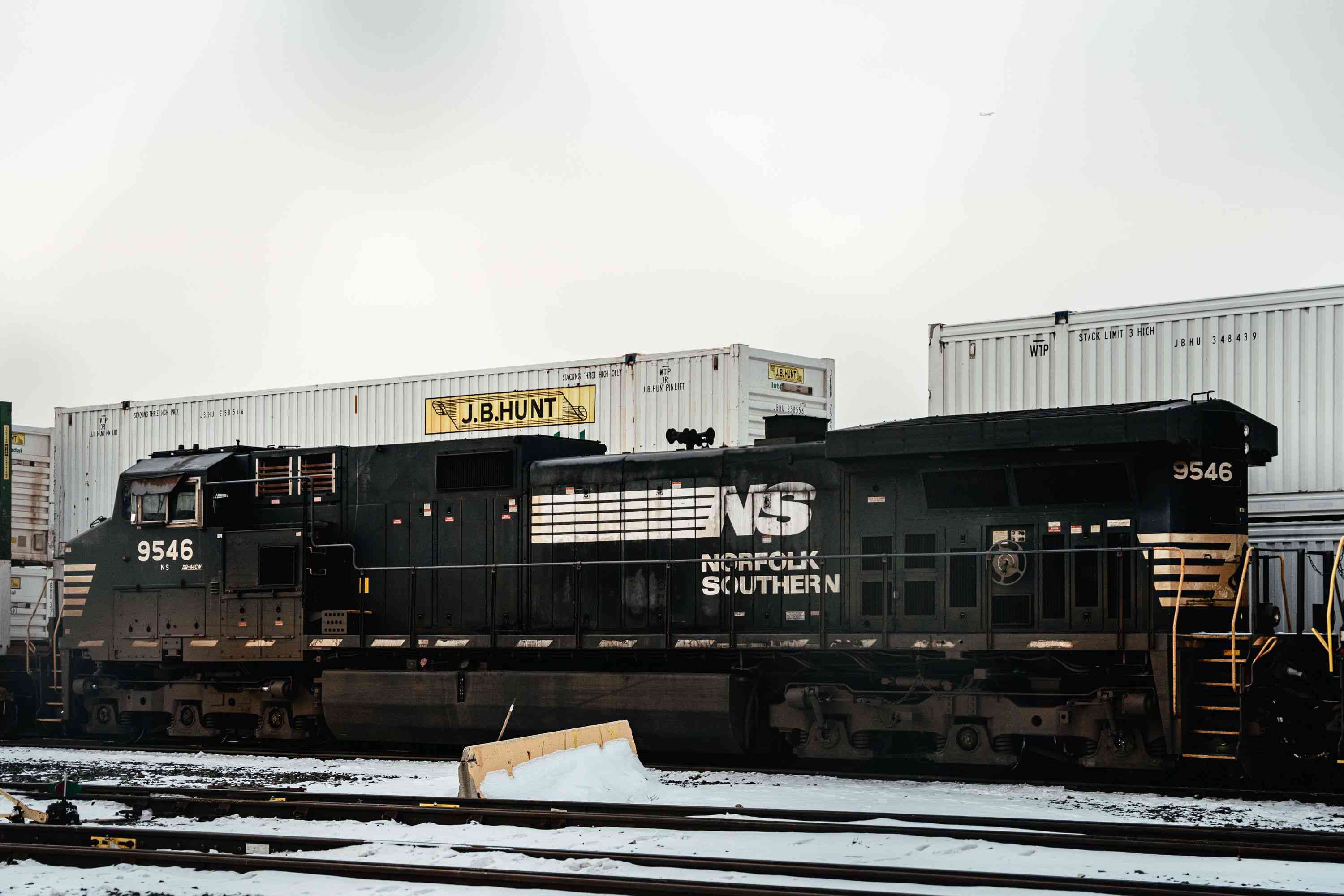 Norfolk Southern Stock Slides After Railroad Misses Estimates Amid Weak   BB1hjUf7.img