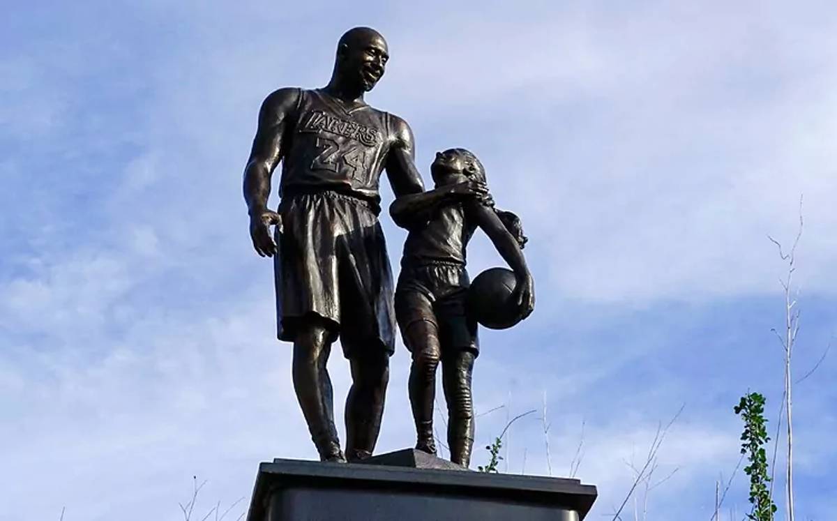 kobe bryant y gigi: la estatua con la que fueron honrados en el lugar del accidente | fotos