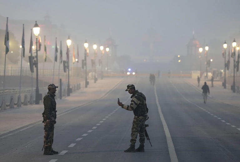 Foggy Delhi morning gives way to clear skies on R Day maximum