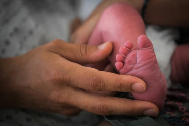 réforme du congé parental: emmanuel macron dévoile la rémunération du futur congé de naissance