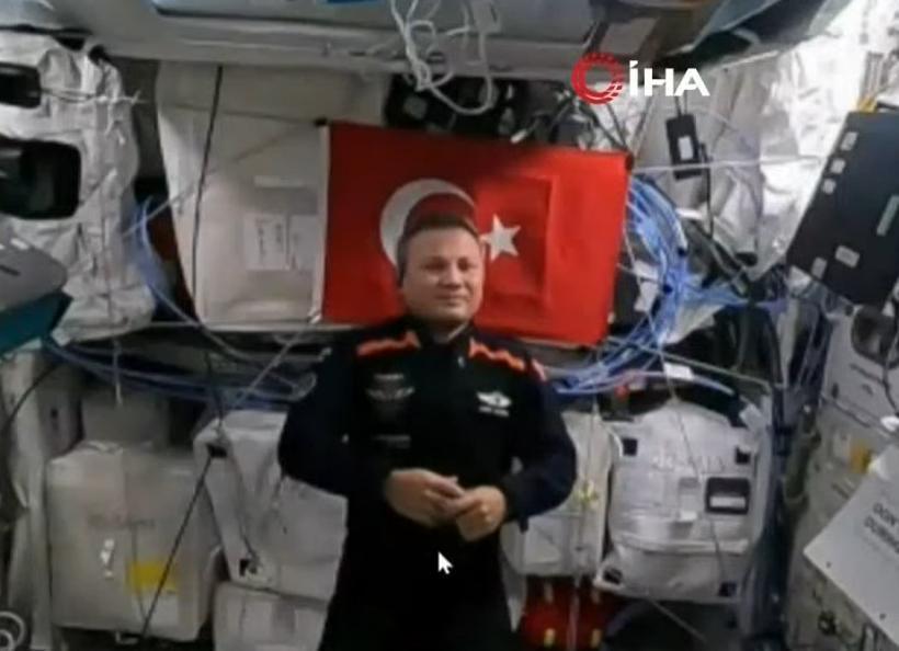 bakan kacır, gezeravcı ile görüşüyor... i̇lk türk astronot deneyimlerini anlattı