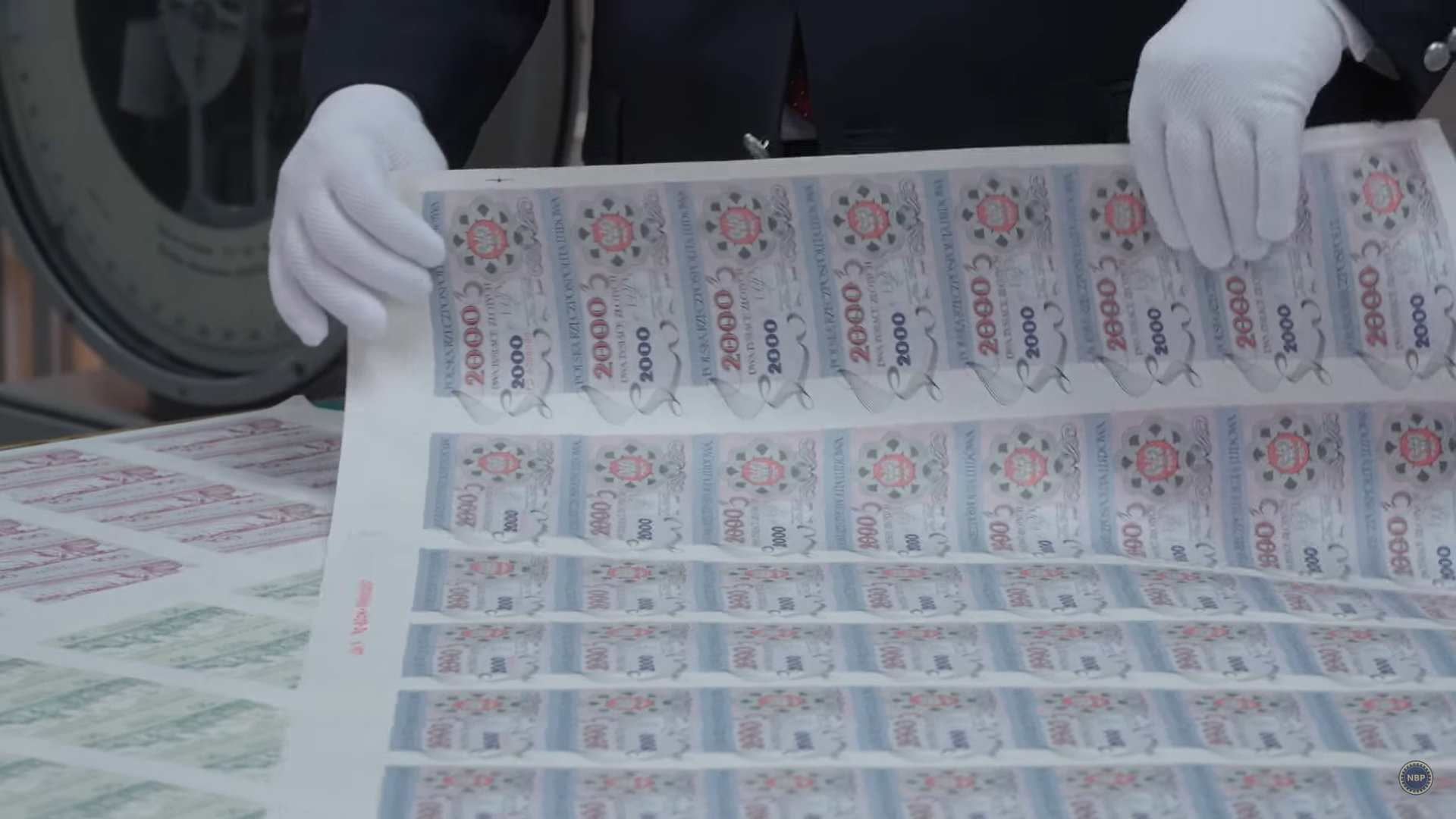 nbp pokazuje komplety do produkcji banknotów tajnej serii e-71. były w wojskowych skrzyniach