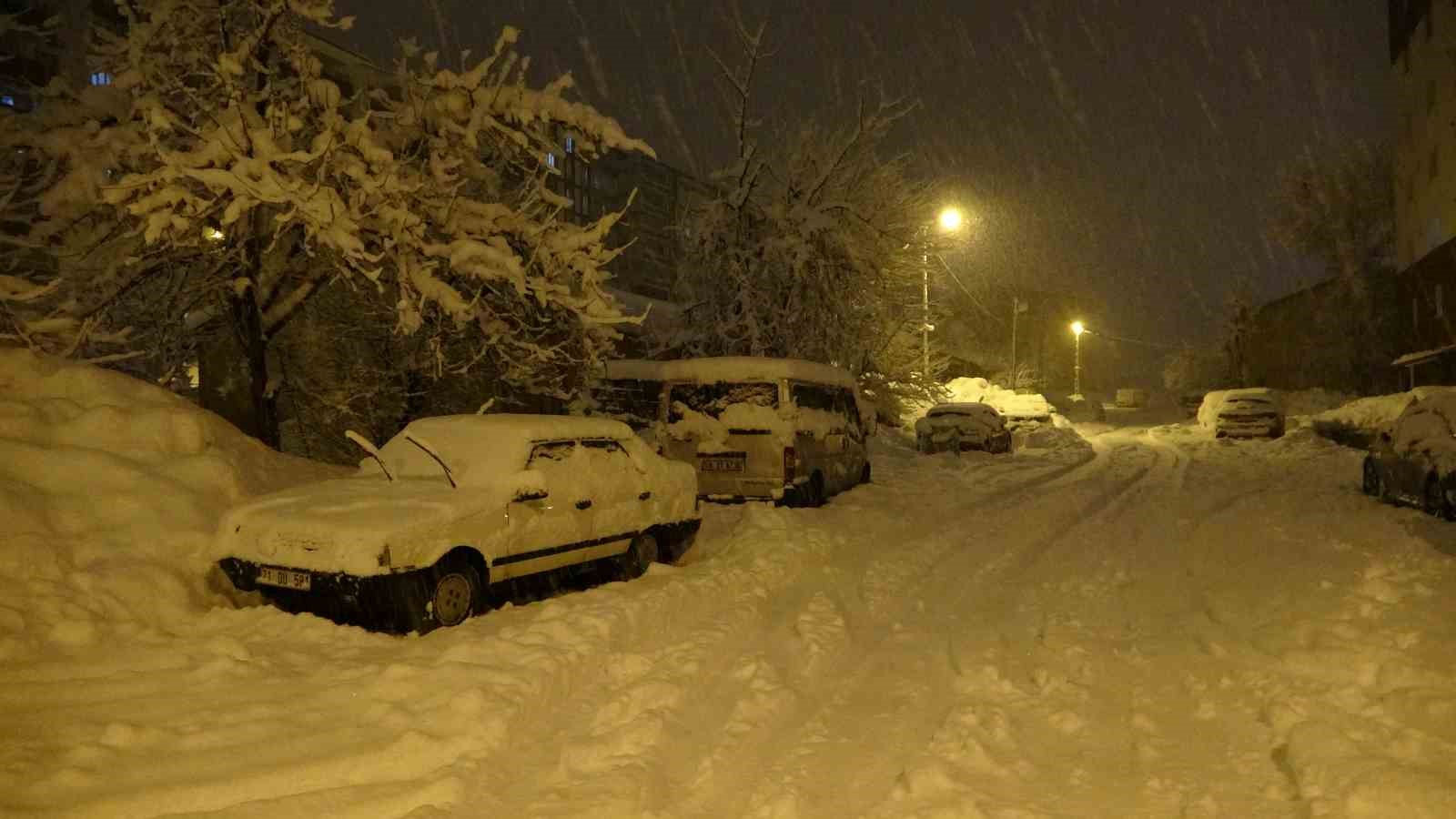 bitlis’te kar yağışı etkisini arttırdı: araçlar kara gömüldü