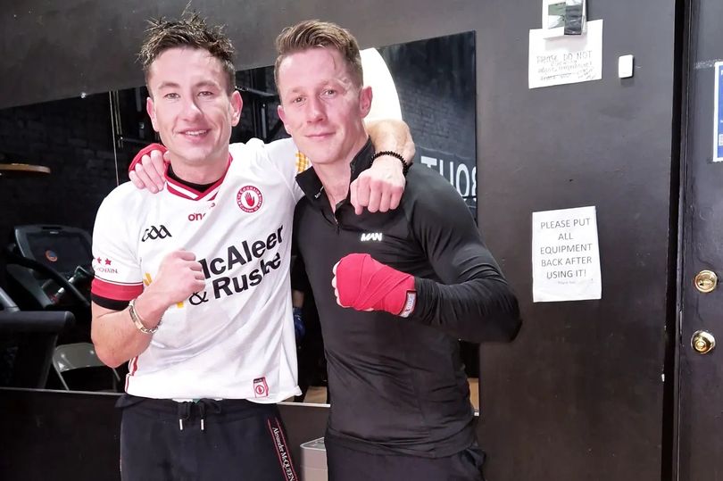 barry keoghan dons tyrone gaa jersey as he faces off with pro boxer stateside