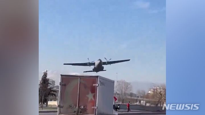 머리 위로 쌩…공군기, 아슬아슬 비상착륙(영상)