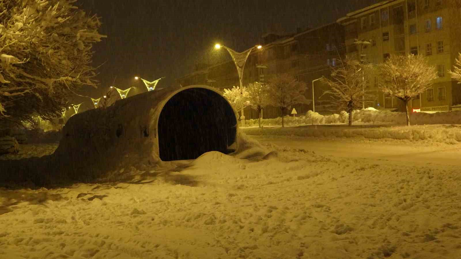 bitlis’te kar yağışı etkisini arttırdı: araçlar kara gömüldü