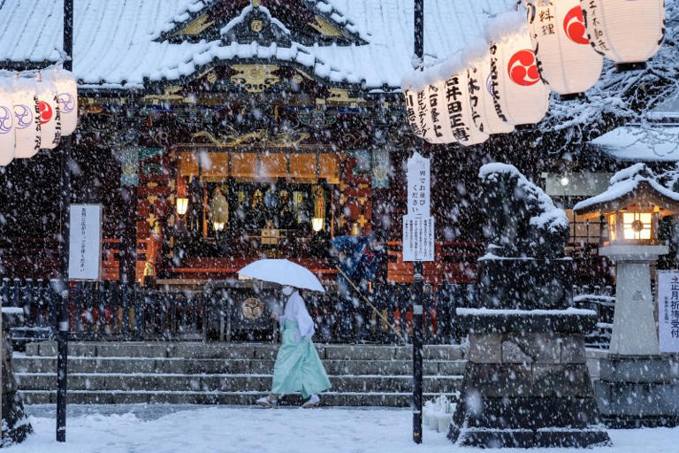 2022年1月6日，東京一處神社降下白雪。（美聯社）