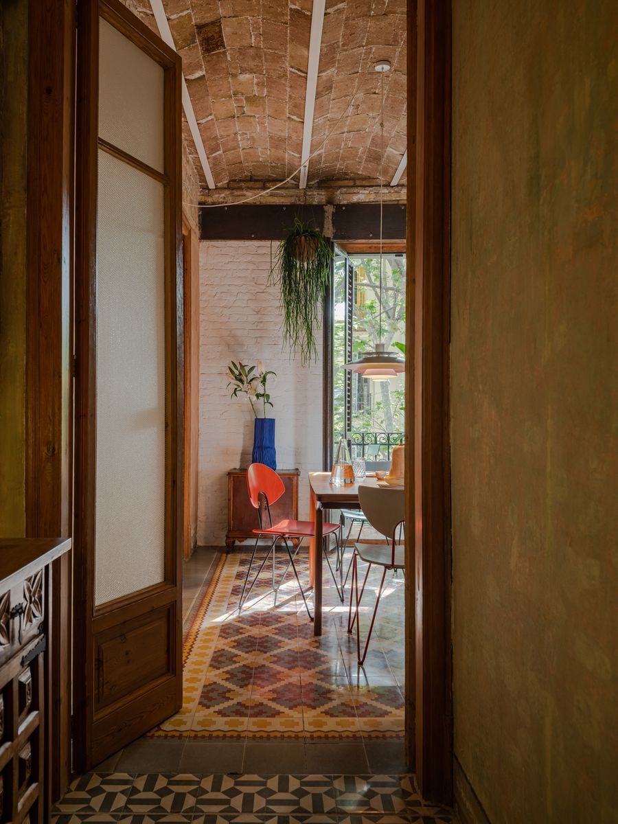 una casa de 47 metros en el barrio de poblenou de barcelona con una decoración de estilo retro, muebles vintage y diseño moderno