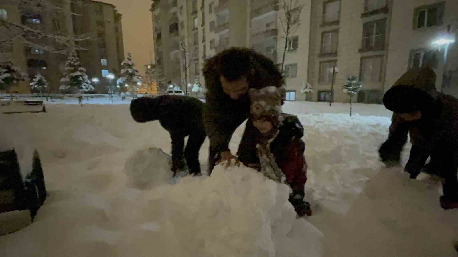 tatvanlı çocukların kartopu ve kardan adam keyfi