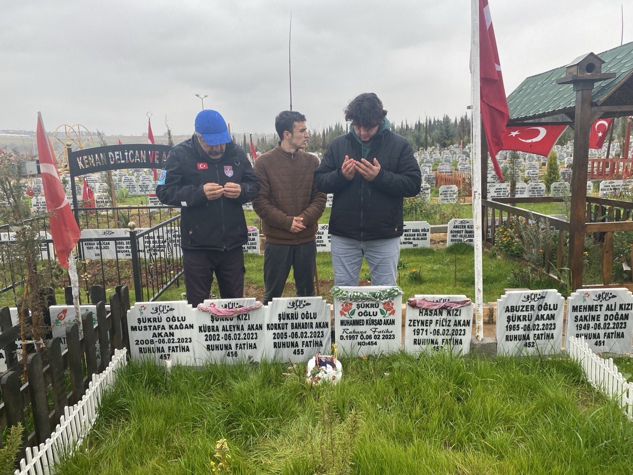 depremde hayatını kaybeden korkut’un doğum günü pastası mezarına bırakıldı