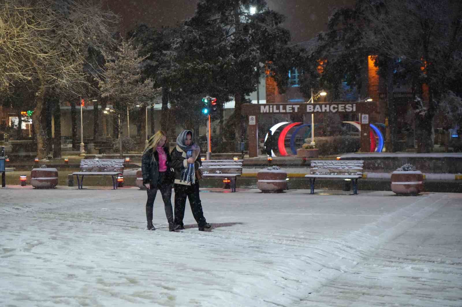 erzincan’da kar yağışı vatandaşları sevindirdi