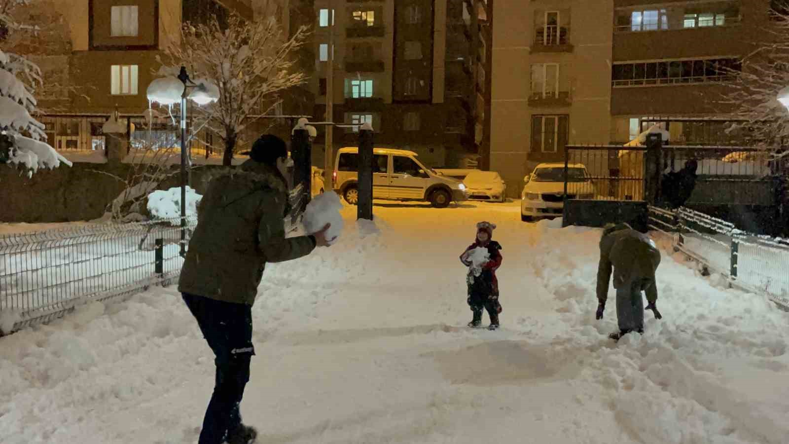 tatvanlı çocukların kartopu ve kardan adam keyfi
