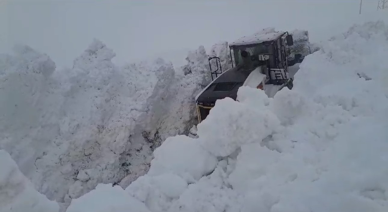 yüksekova’da 5 metreyi geçen kar tünellerinde iş makinaları gözden kayboldu