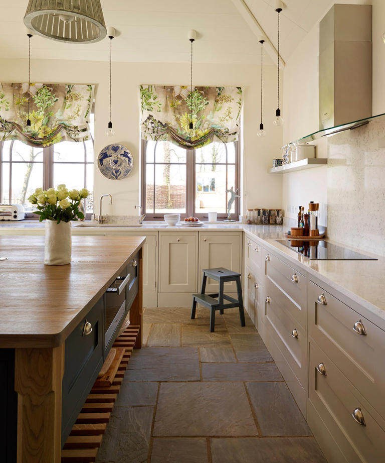 What is a modern farmhouse kitchen? Interior designers explain the ...