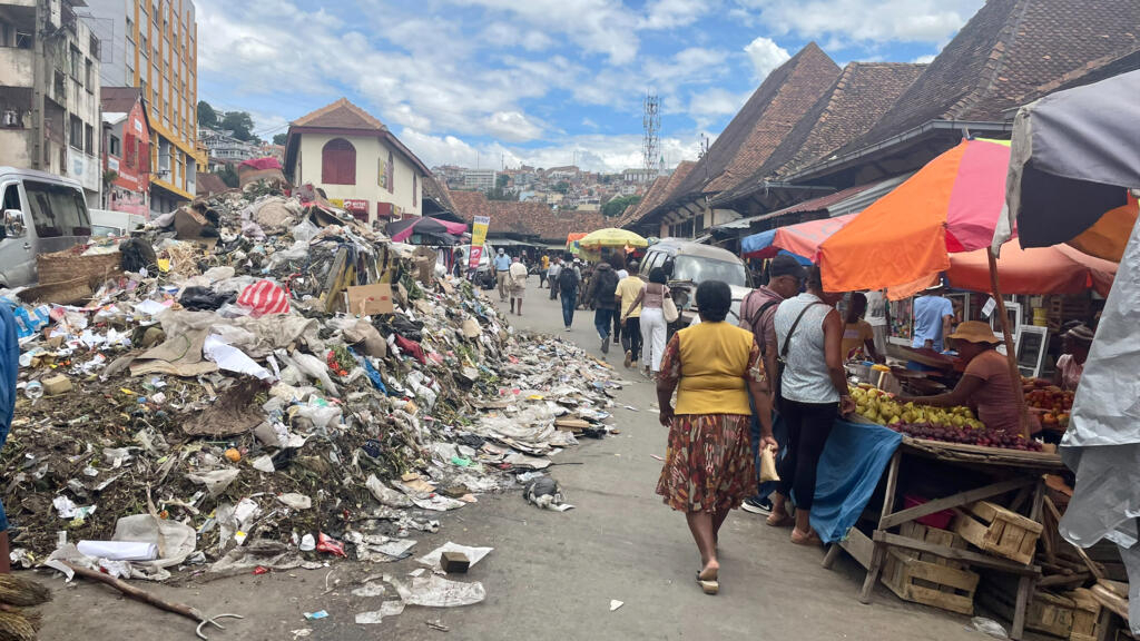 madagascar cherche à en finir avec les montagnes d’ordures dans les rues d’antananarivo
