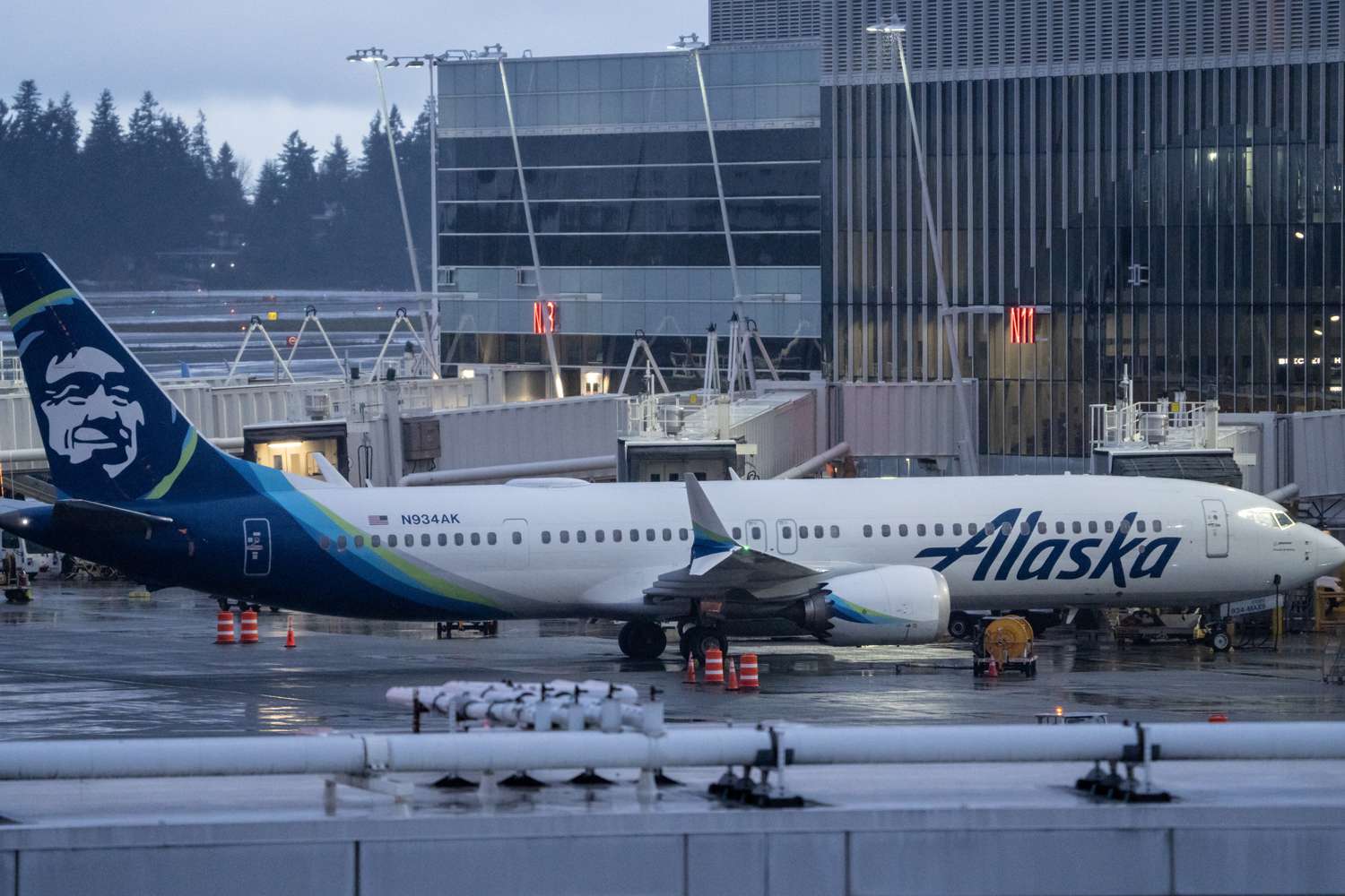 alaska airlines clears grounded boeing max-9 jets for flight after mid-air blow out
