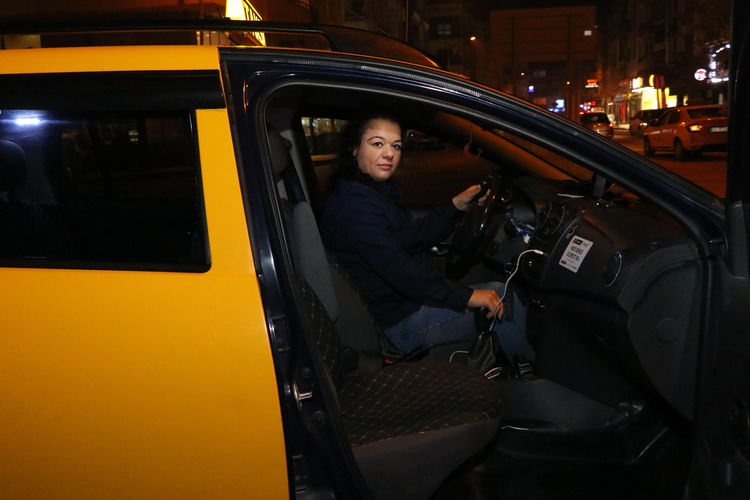 kadın taksici, i̇zmir sokaklarında geceleri direksiyon sallıyor