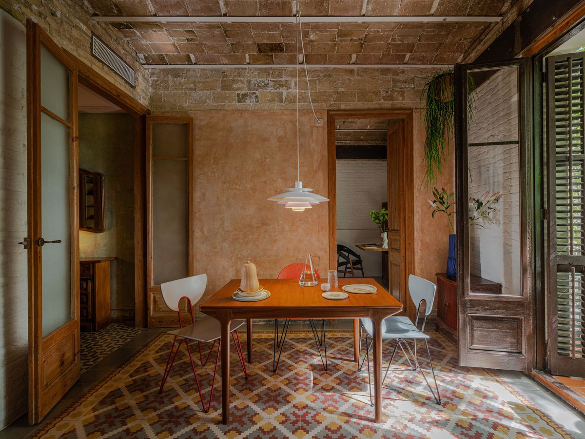 una casa de 47 metros en el barrio de poblenou de barcelona con una decoración de estilo retro, muebles vintage y diseño moderno