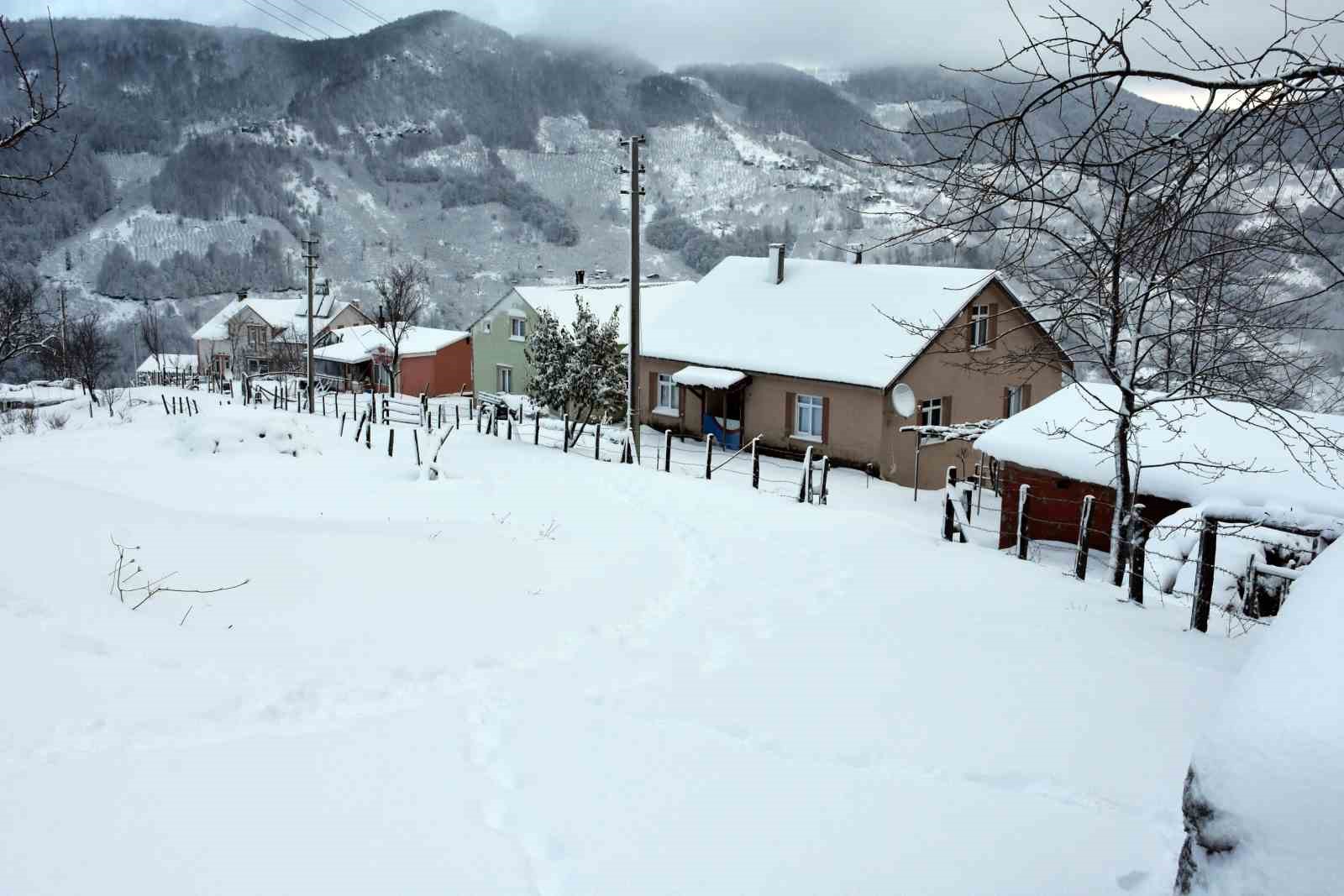 sakarya’nın o mahallesinde kar kalınlığı 45 santimetreye ulaştı