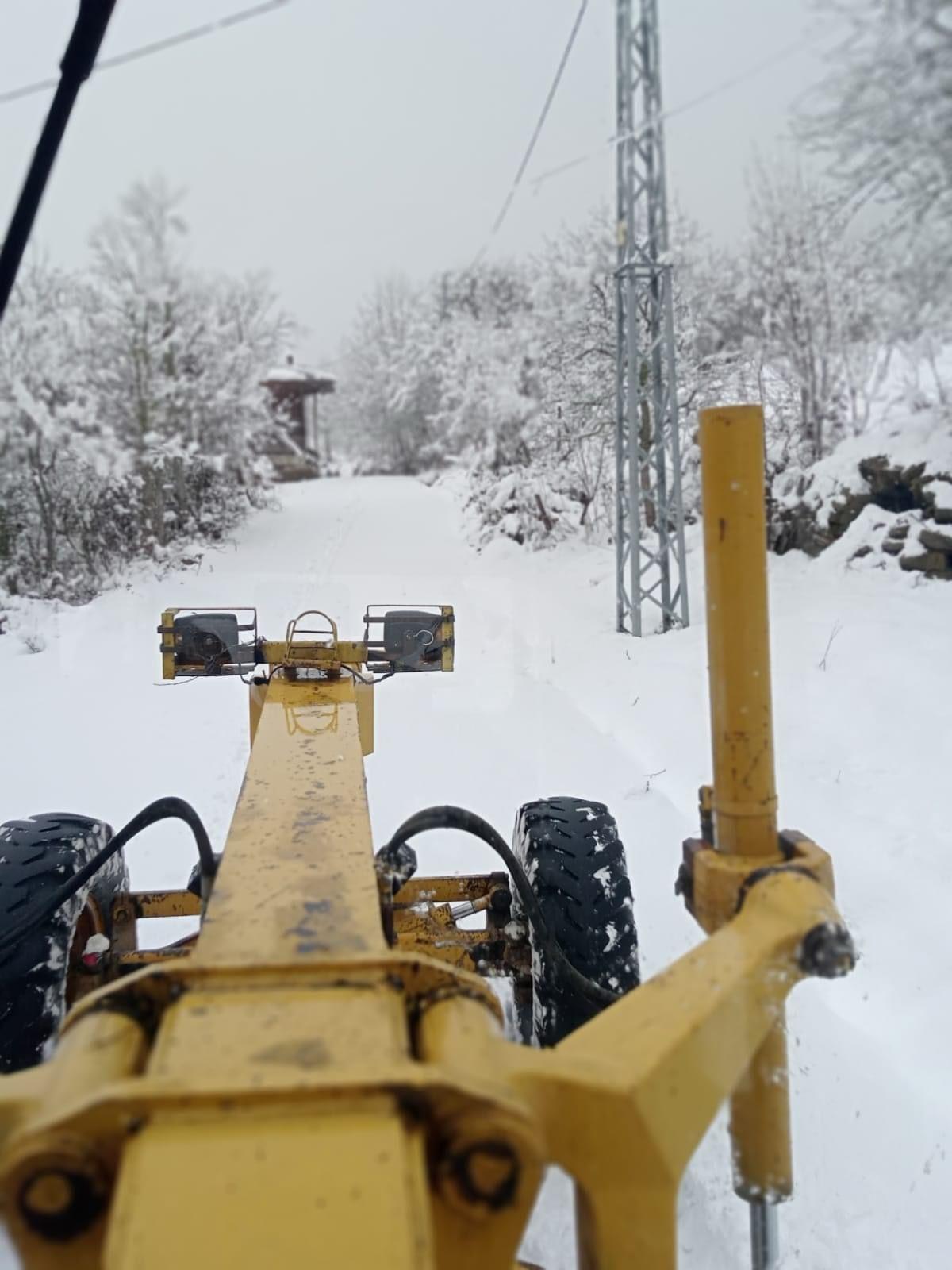 bartın'da yoğun kar yağışı: kar kalınlığı 50 santimetreyi buldu... 35 köy yolu kardan kapandı