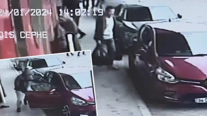 zeytinburnu'nda gasp anı kamerada: bankadan 5 milyon lirayla çıktı, silahlı 2 kişi tarafından gasbedildi