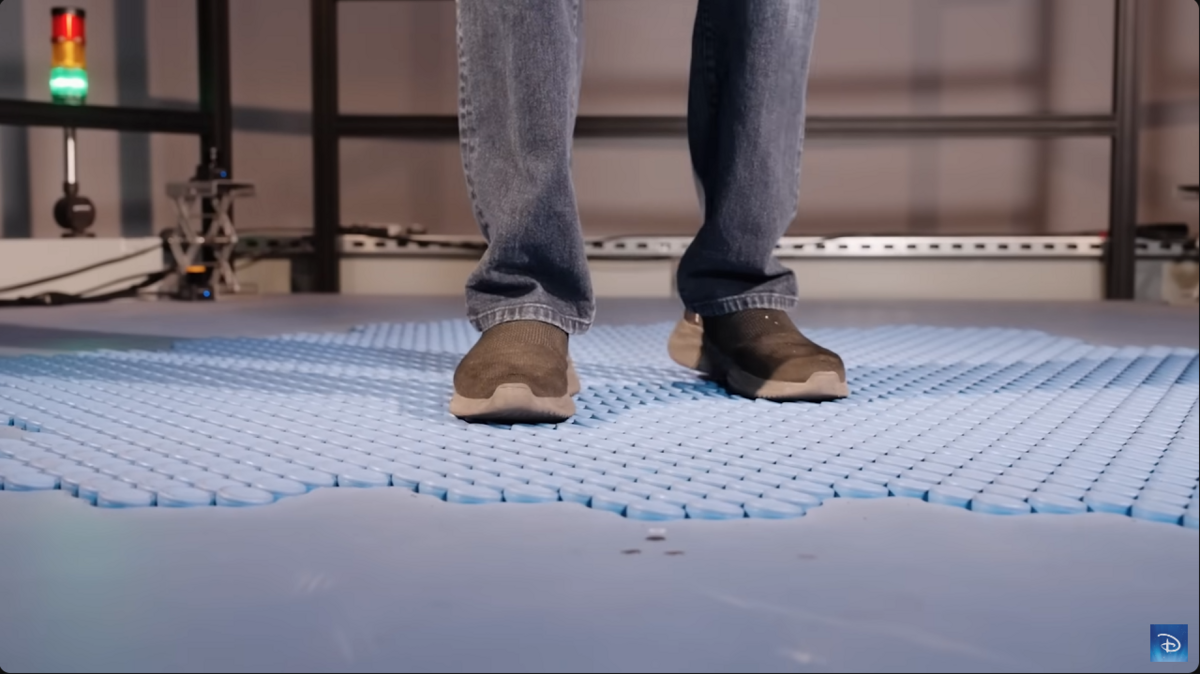 Disney Dévoile Le Tapis Mouvant Pour Se Déplacer Dans La Réalité ...