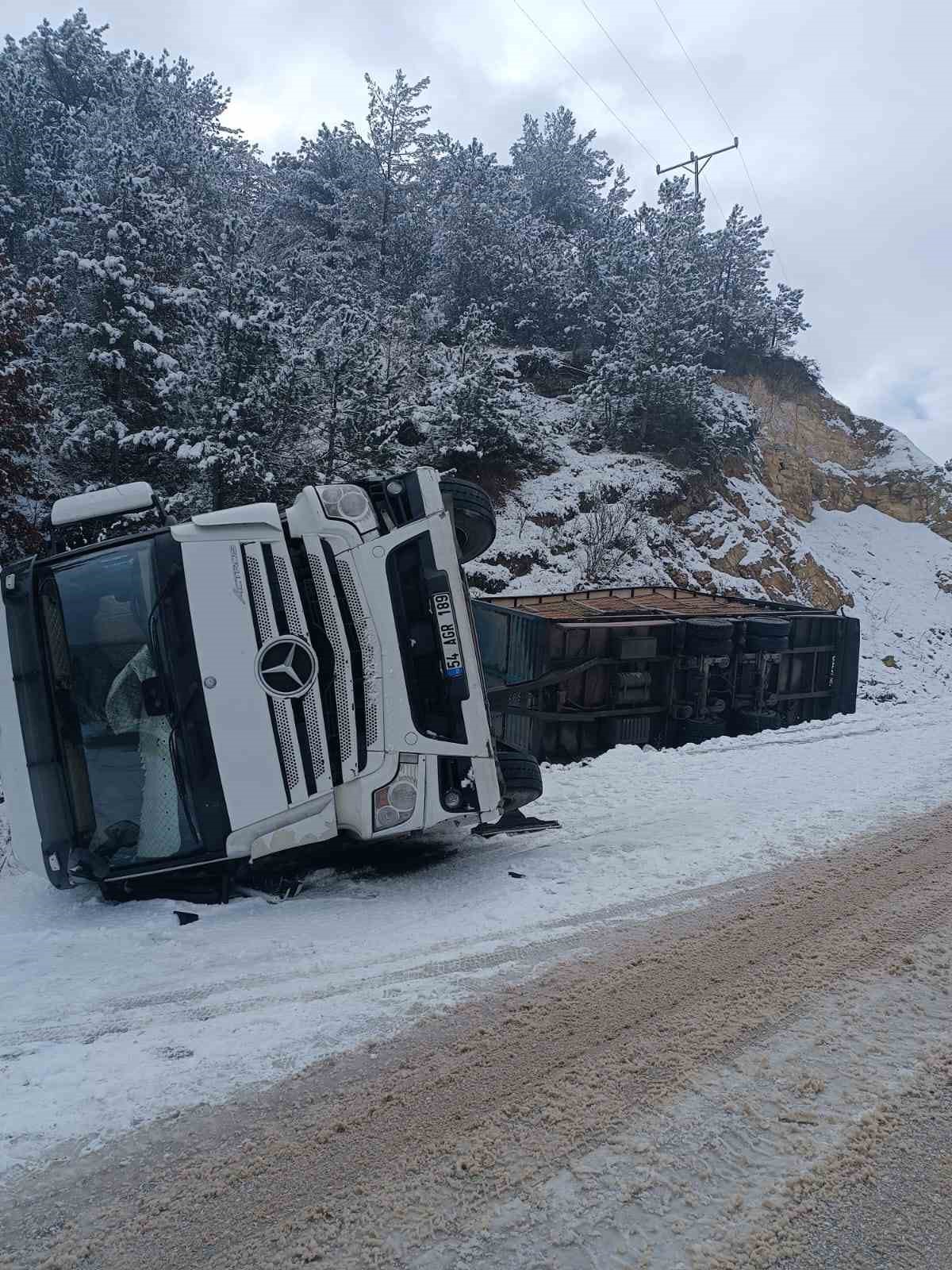 buzlu yolda kontrolden çıkan kamyon devrildi: 1 yaralı
