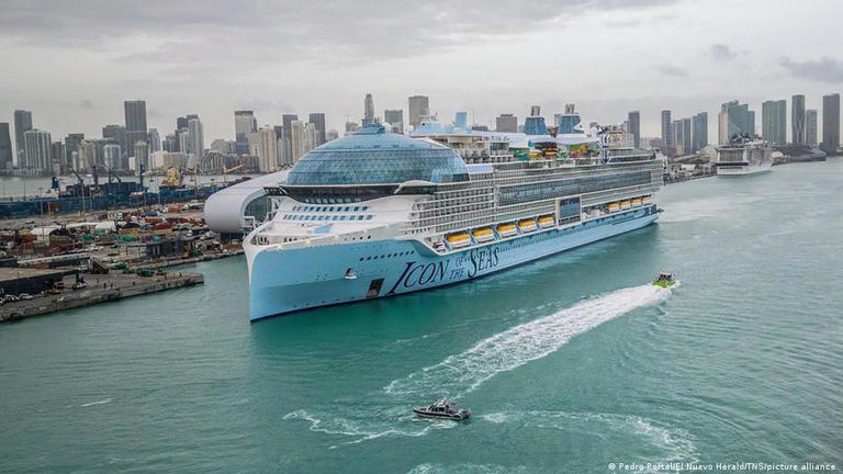 World's largest cruise ship sets sail BB1hmNbY