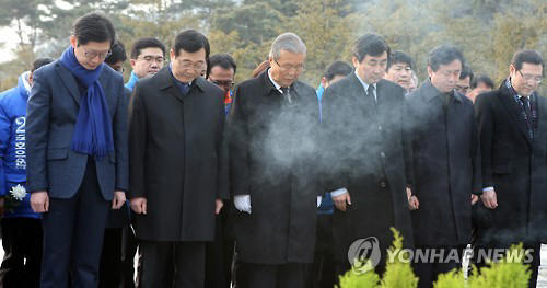 2016년 1월 노무현 전 대통령 묘소 참배하는 김종인