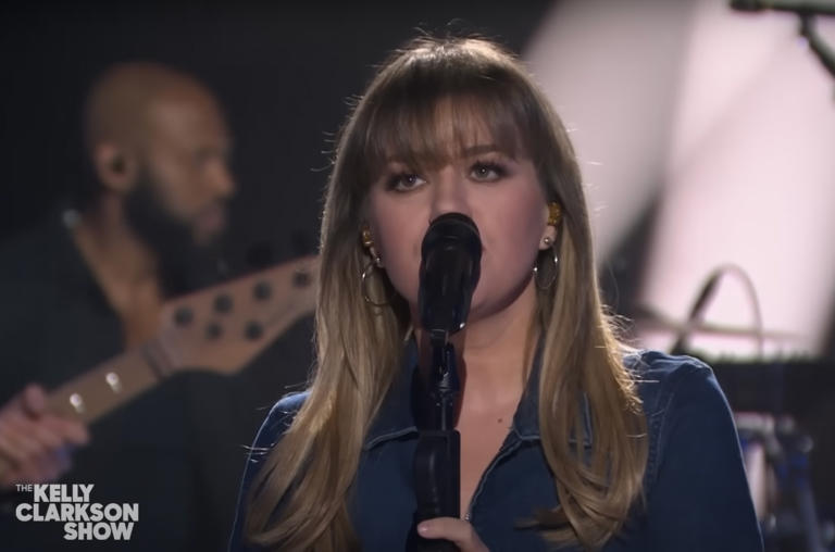 Kelly Clarkson Belts Another U2 Classic With ‘Mysterious Ways' Kellyoke ...