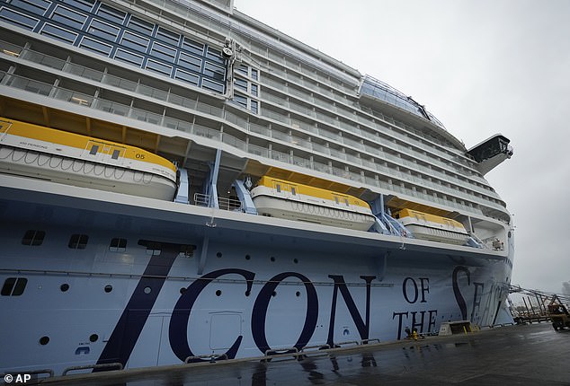 World's Largest Cruise Ship Icon Of The Seas Sets Sail On Its Maiden ...