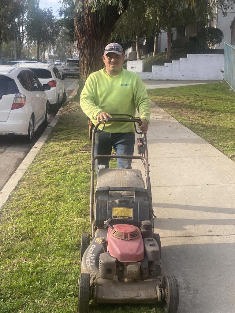 Hugo Pec, jardinero oriundo del Petén, Guatemala, con su humilde trabajo también paga impuestos .