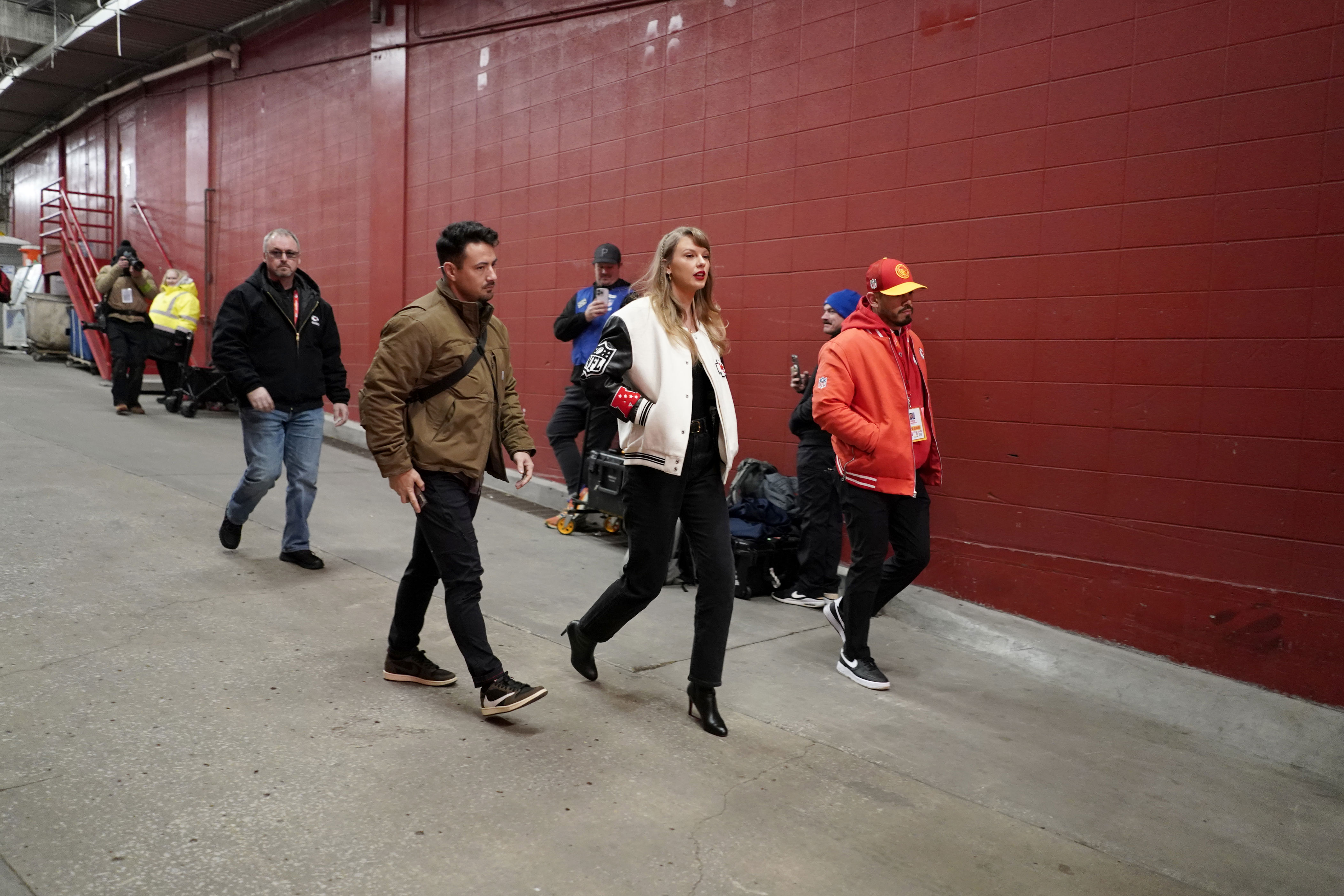 When It Comes To Attending An NFL Game, Taylor Swift Is Just Like Us