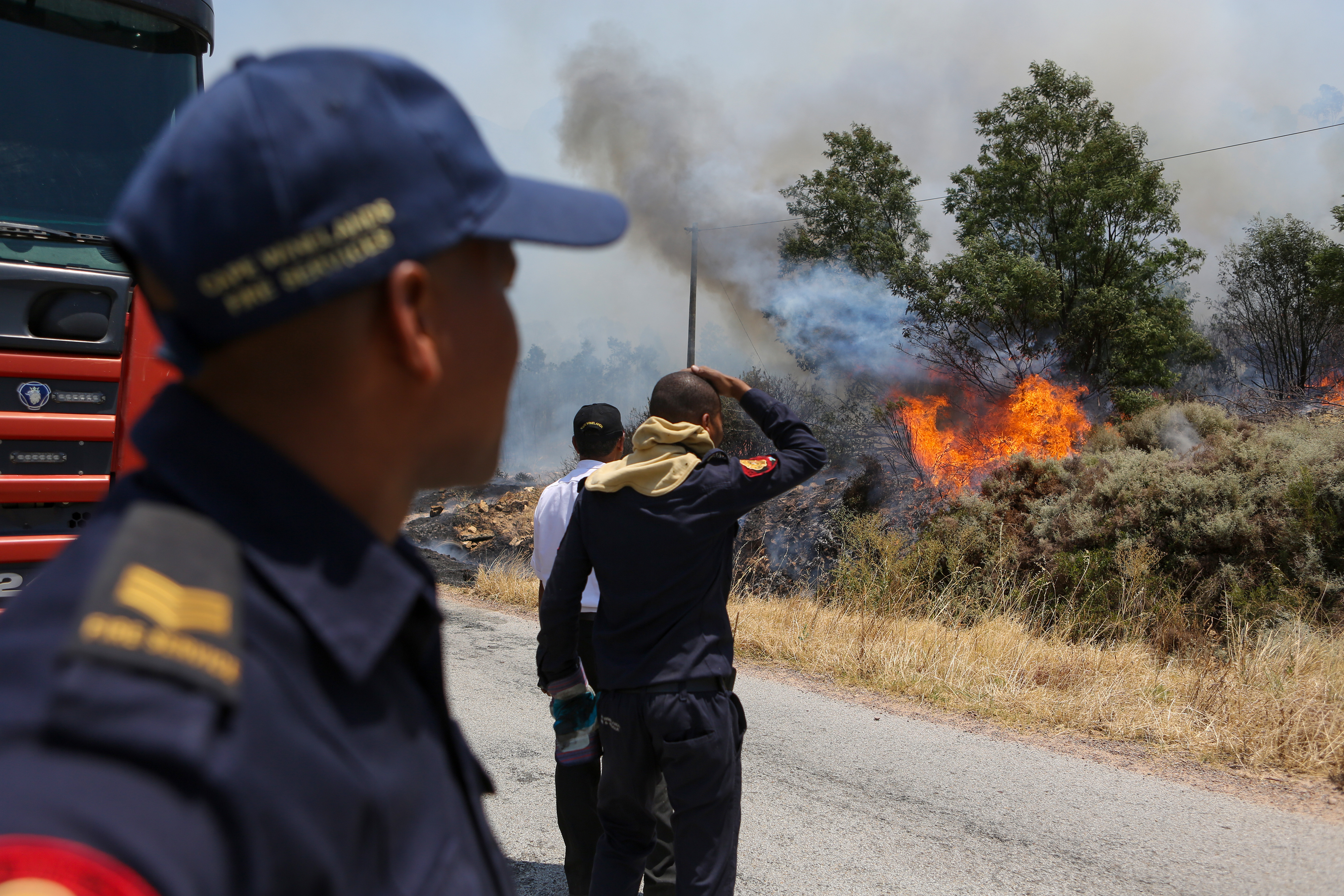 cape winelands blazes rip through thousands of hectares, people evacuated