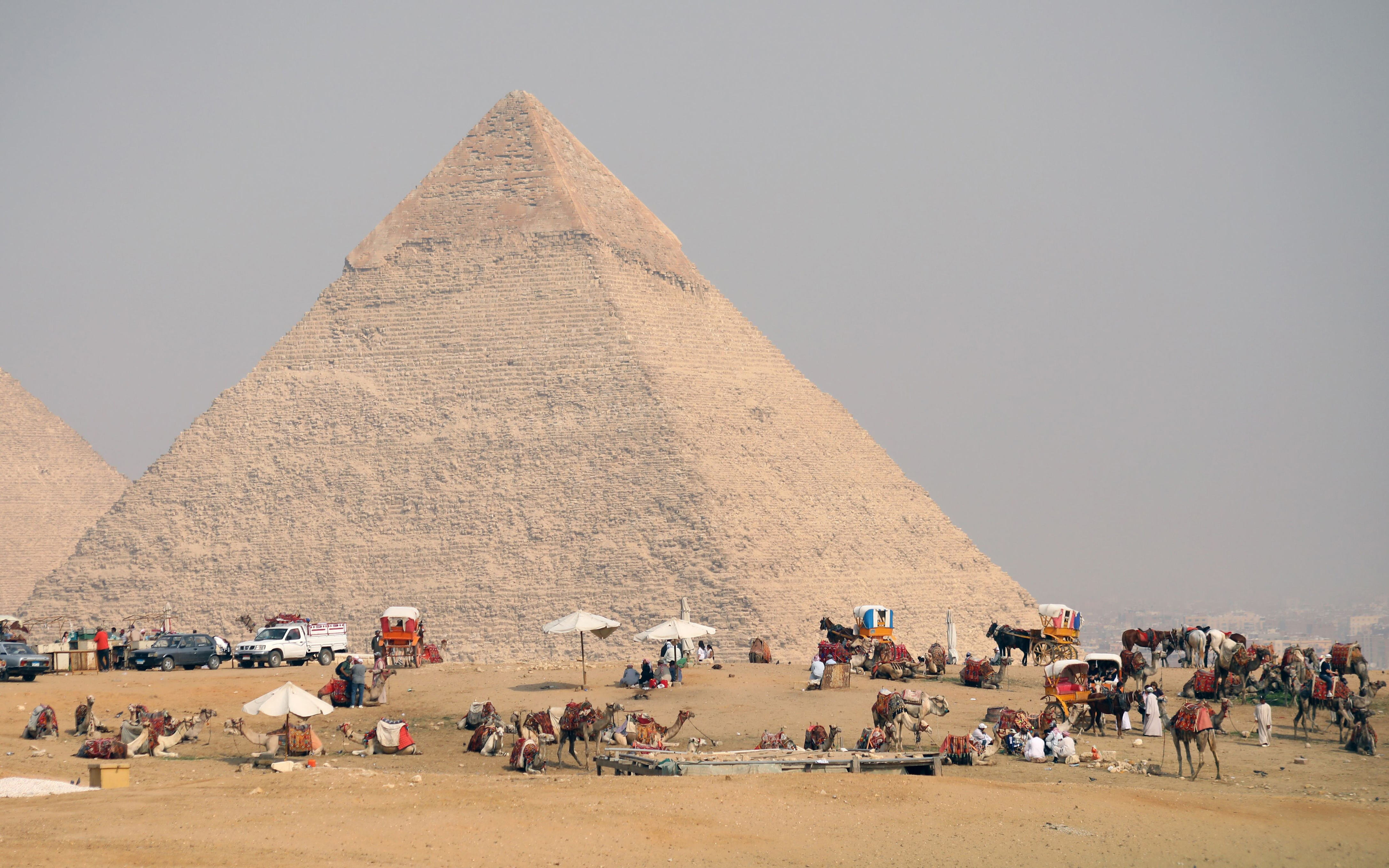 renovación de una pirámide causa polémica en egipto: expertos aseguran que será “un regalo al mundo”