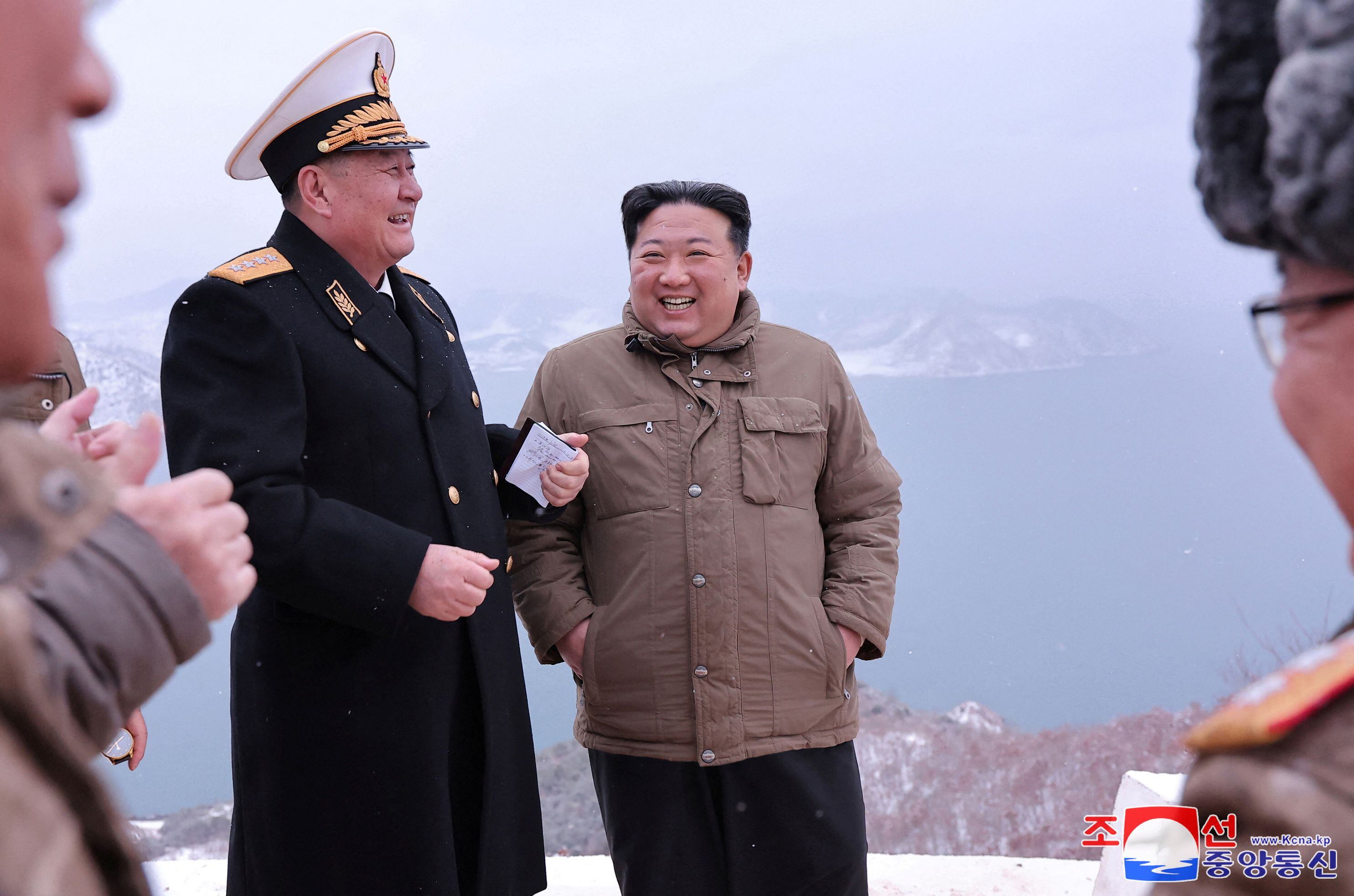 corea del norte prueba nuevos misiles de crucero lanzados desde submarinos con la supervisión de kim jong un