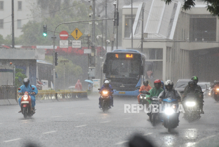 Jakarta Diprediksi Hujan Dengan Kilat Dan Angin Kencang Siang Di 3 ...