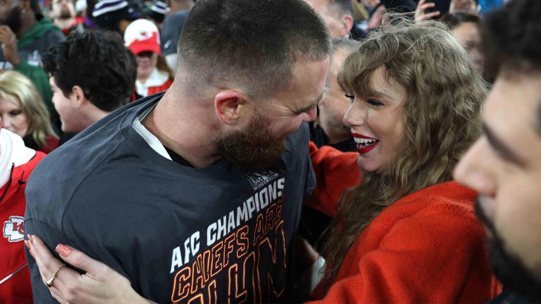 Taylor Swift and Travis Kelce Celebrated the Chiefs' Win With a Kiss on ...