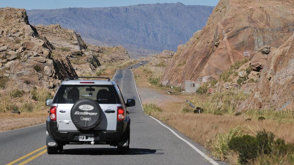 indignación en córdoba: un turista vandalizó el camino de las altas cumbres y quedó registrado