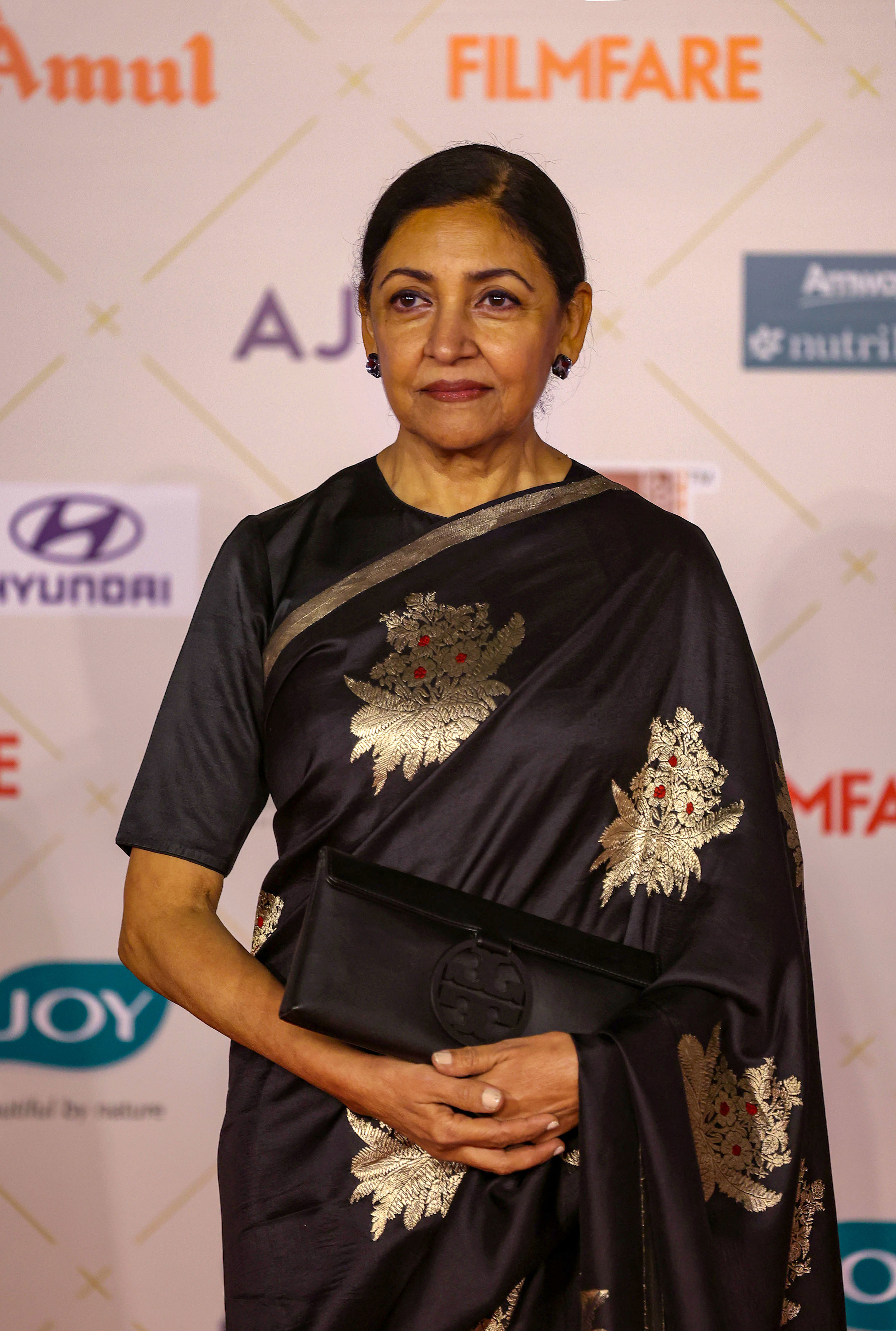 bollywood celebrities walk the red carpet as guj hosts filmfare awards for first time