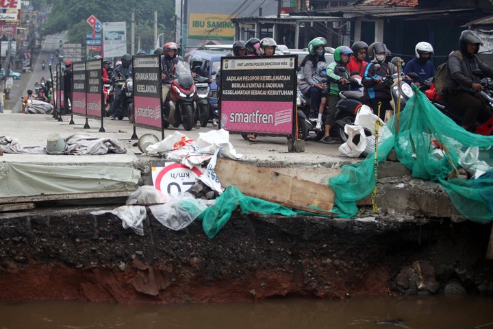 Foto: Kemacetan Di Jalan Raya Sawangan Depok Imbas Proyek Jembatan Mampang