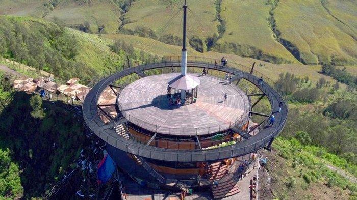 7 daya tarik bromo hillside kafe lanskap gunung bromo dan semeru,bisa mampir ke bukit teletubbies