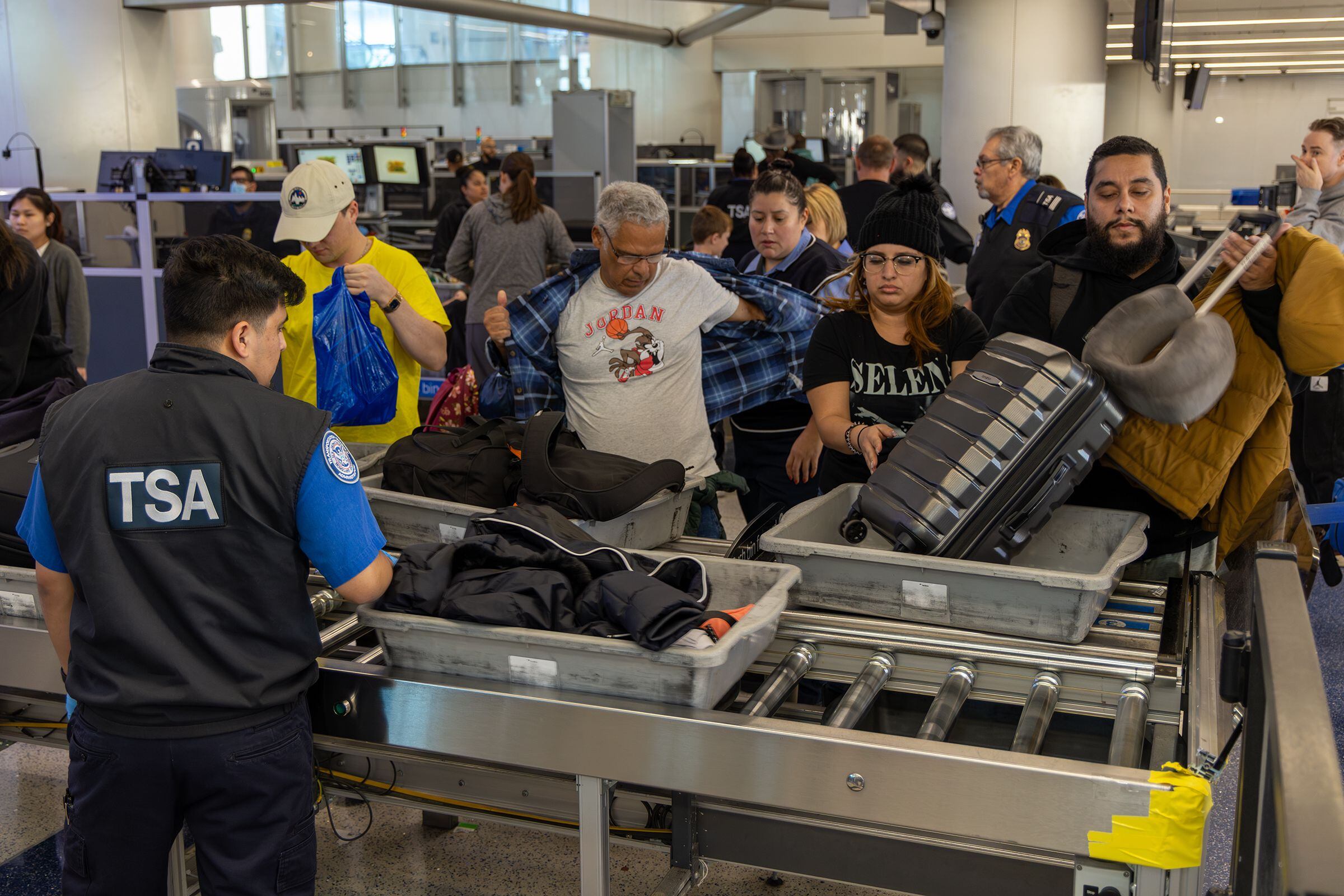aerolínea anuncia que comenzará a pesar a sus pasajeros junto al equipaje de mano