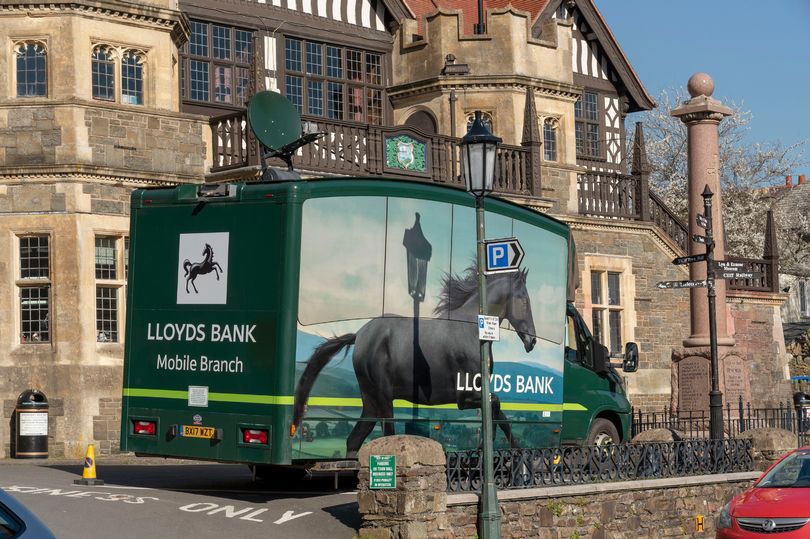 Lloyds and Bank of Scotland scrap mobile banking service